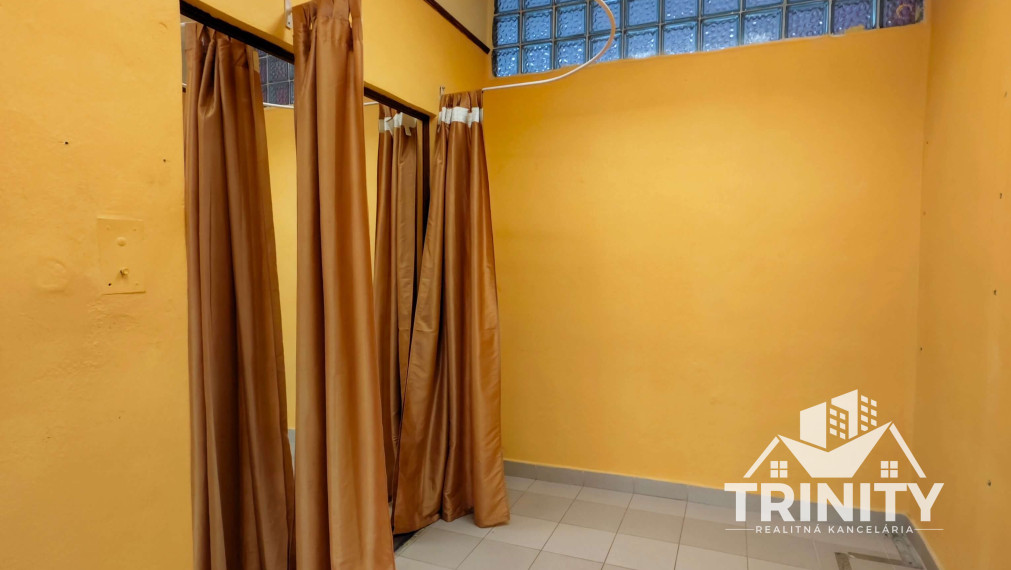 Na prenájom obchodný priestor v centre mesta v Nových Zámkoch