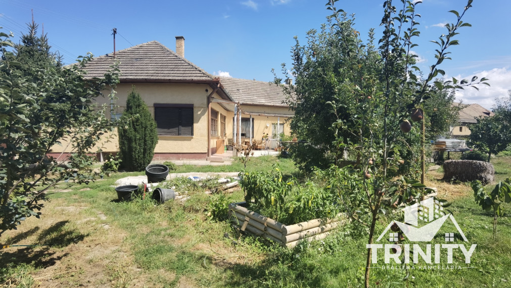 NA PREDAJ rodinný dom v príjemnom prostredí s veľkým pozemkom v obci Komoča