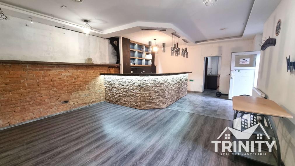 Na prenájom priestor s veľkou terasou v Nových Zámkoch