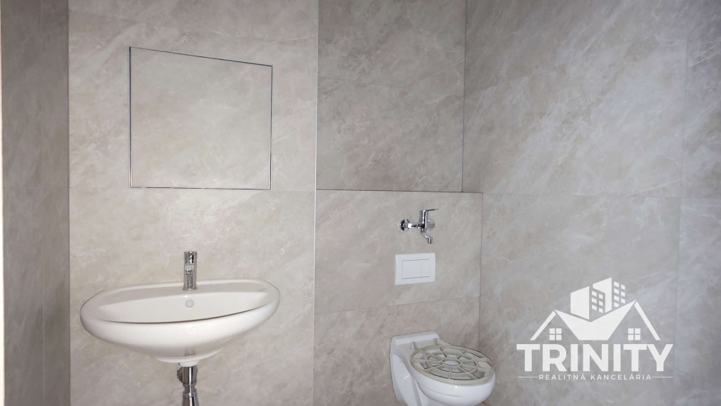 Na prenájom priestranný obchodný priestor v Nových Zámkoch