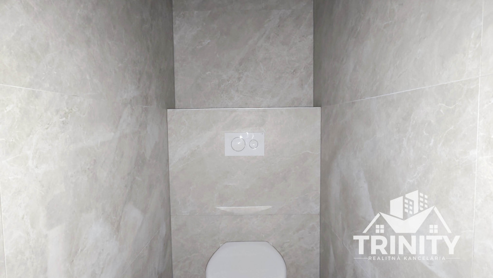 Na prenájom priestranný obchodný priestor v Nových Zámkoch