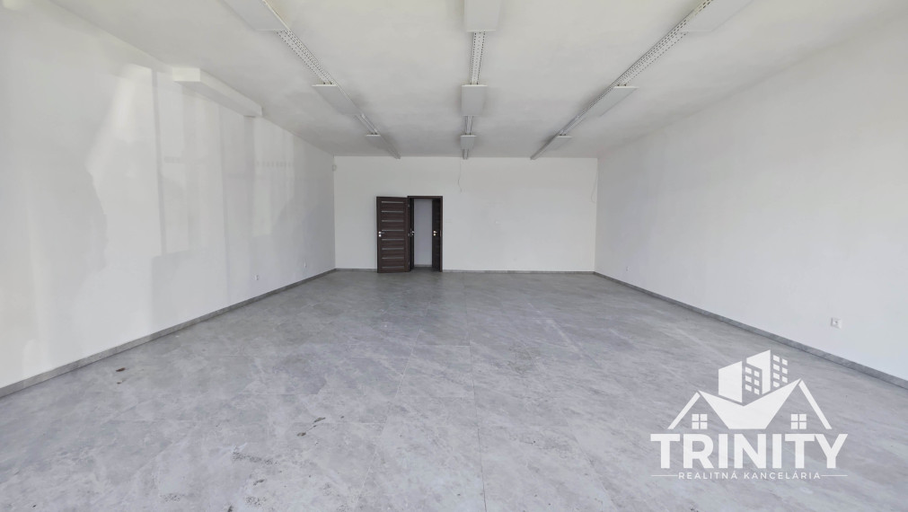 Na prenájom priestranný obchodný priestor v Nových Zámkoch