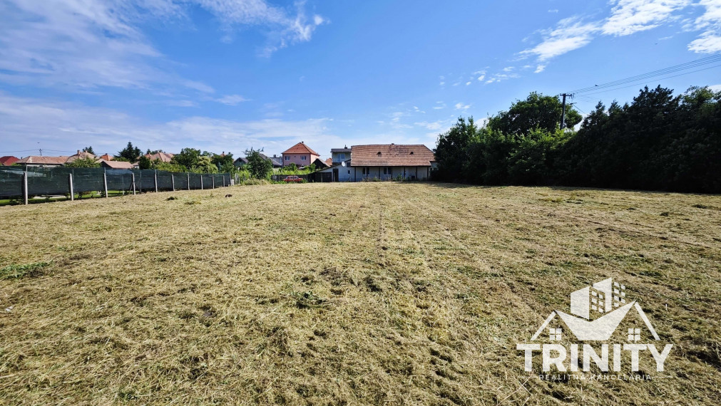 Na predaj stavebný pozemok pri centre v obci Dvory nad Žitavou