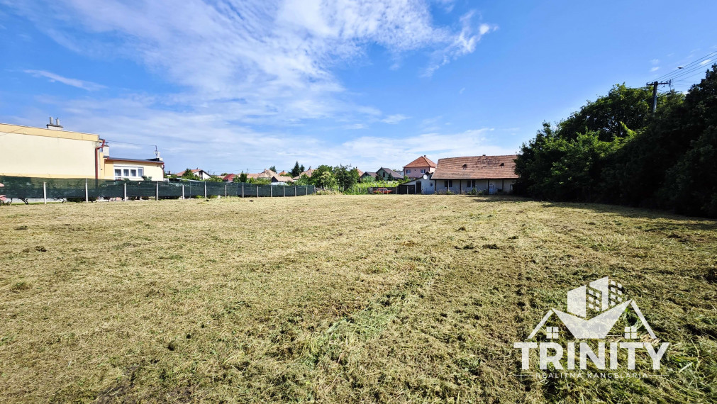 Na predaj stavebný pozemok pri centre v obci Dvory nad Žitavou