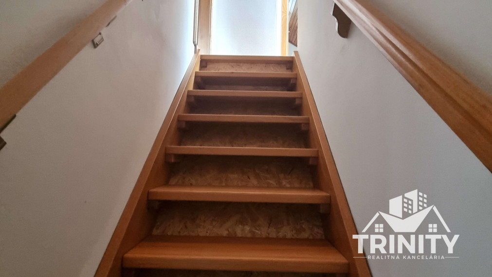 Na predaj zateplená murovaná chata v obci Podhájska