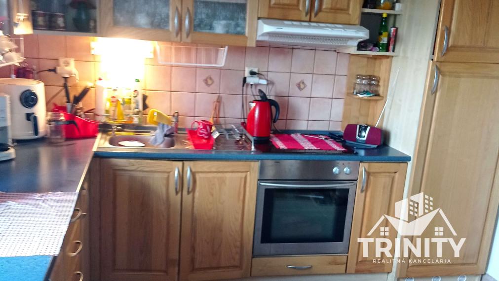 Na predaj zateplená murovaná chata v obci Podhájska