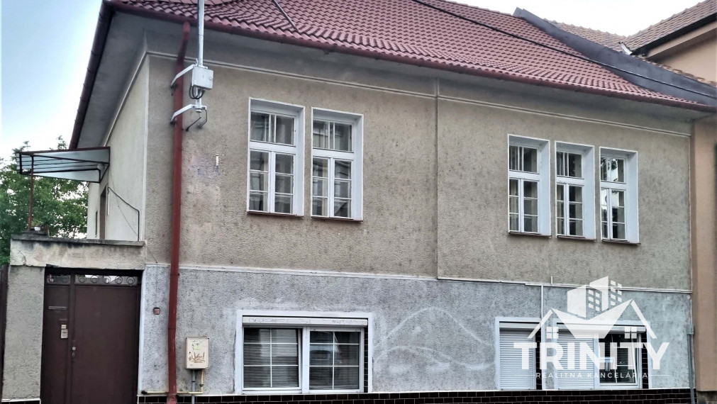 Na predaj tehlový dvojgeneračný rodinný dom so zastrešenou terasou v Nových Zámkoch