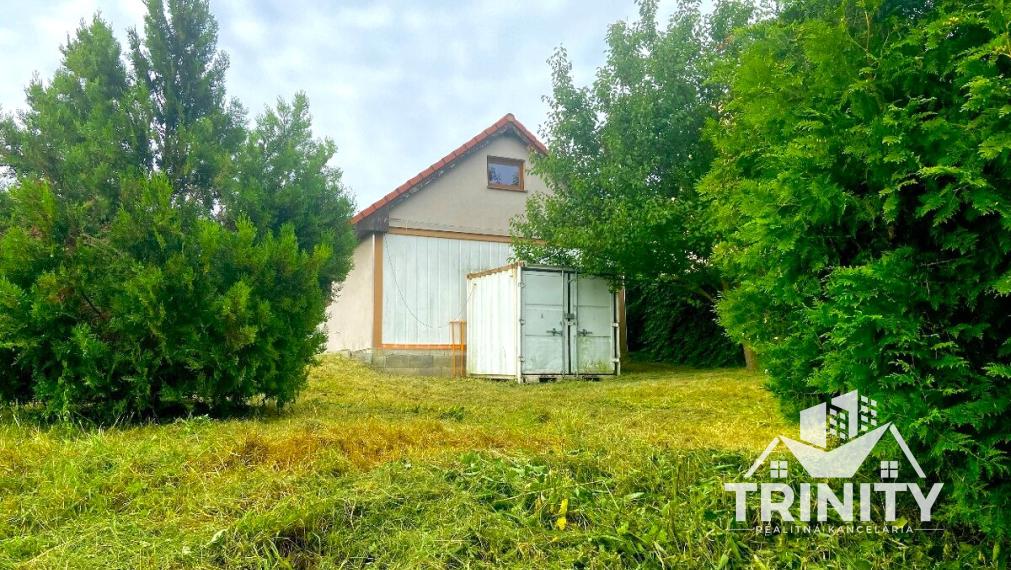 Znížená cena - Na predaj záhradný dom / garáž v obci Radava