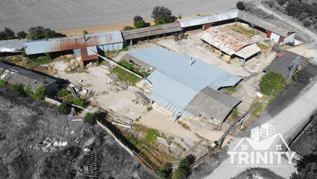 Na predaj priemyselný areál / pozemok / sklady v obci Svodín