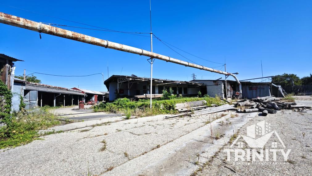 Na predaj priemyselný areál / pozemok / sklady v obci Svodín