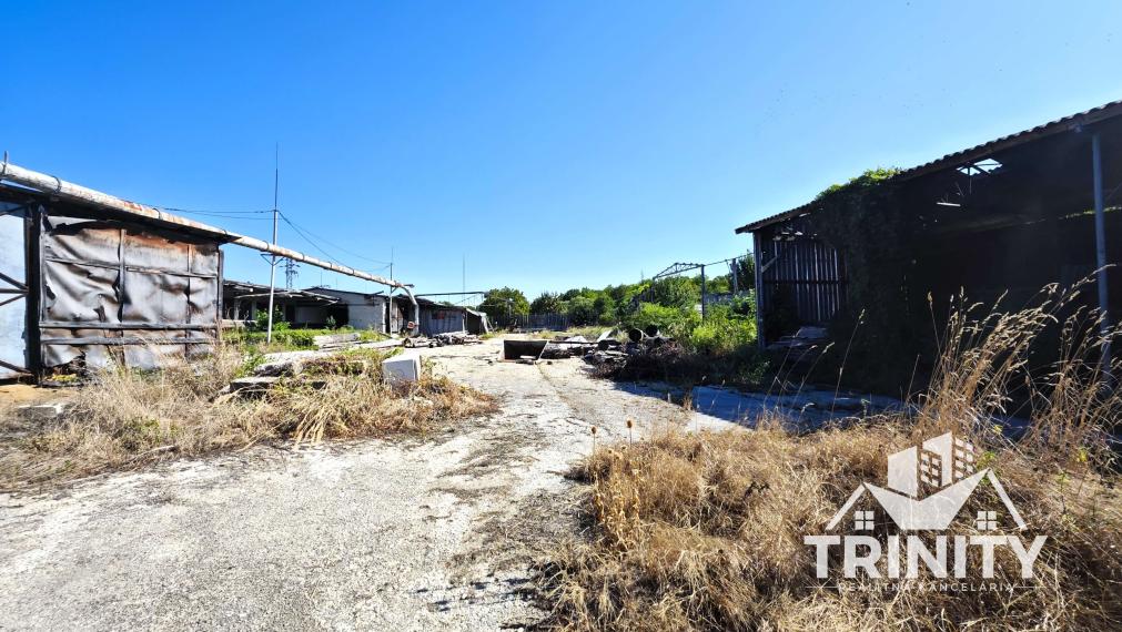 Na predaj priemyselný areál / pozemok / sklady v obci Svodín