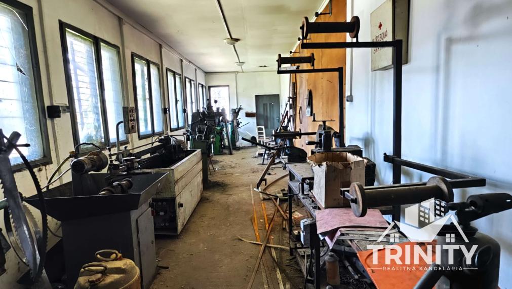 Na predaj priemyselný areál / pozemok / sklady v obci Svodín