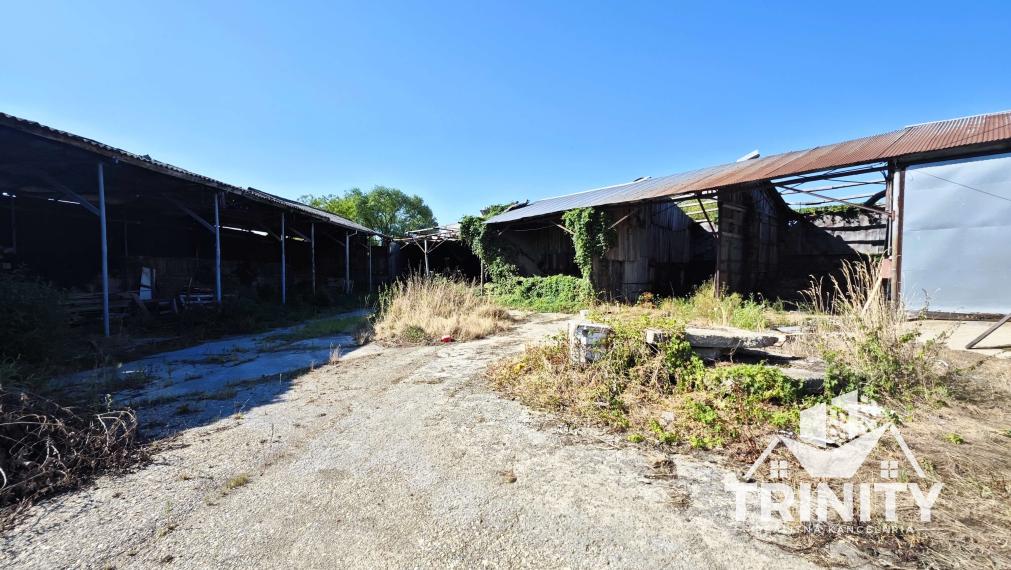 Na predaj priemyselný areál / pozemok / sklady v obci Svodín