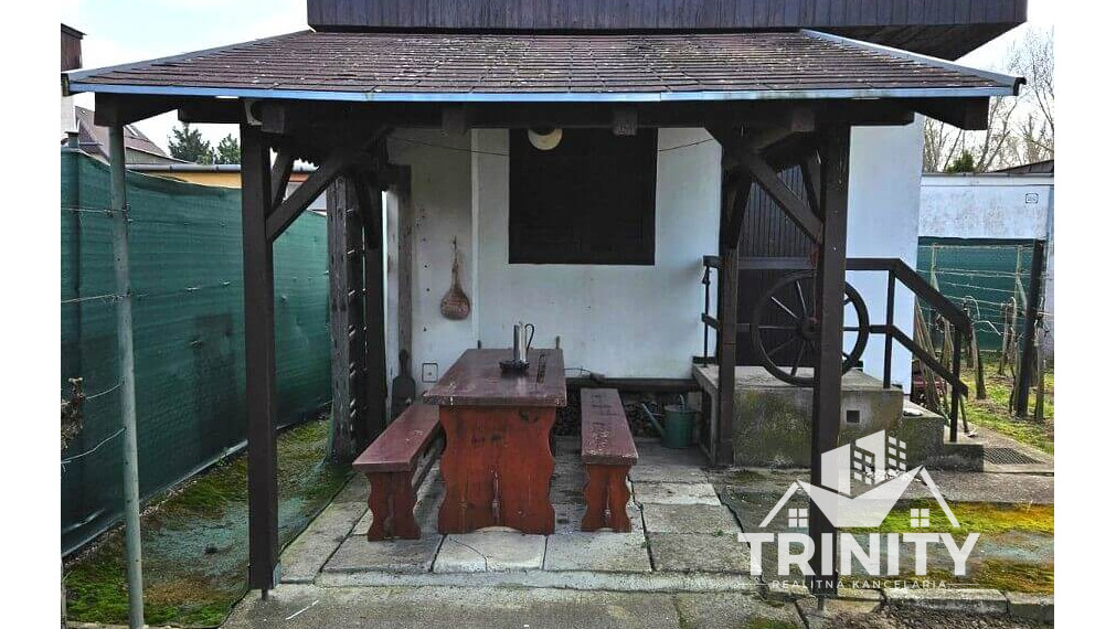 Na predaj krásna murovaná chata so zastrešenou terasou v Nových Zámkoch