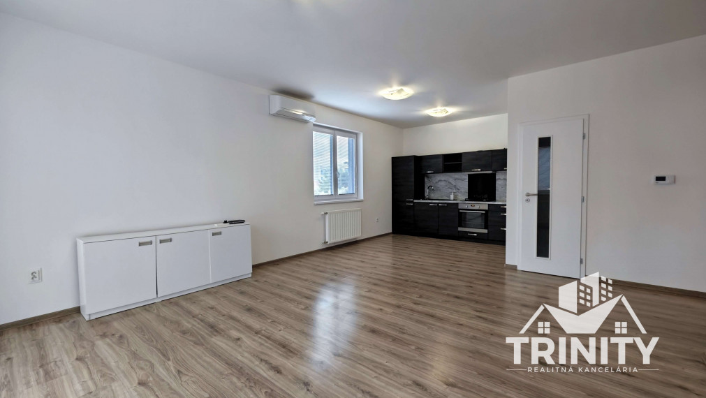 Na prenájom 2-izbový byt s balkónom v centre v Nových Zámkoch