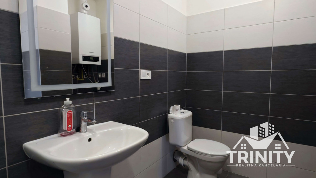 Na prenájom 2-izbový byt s balkónom v centre v Nových Zámkoch