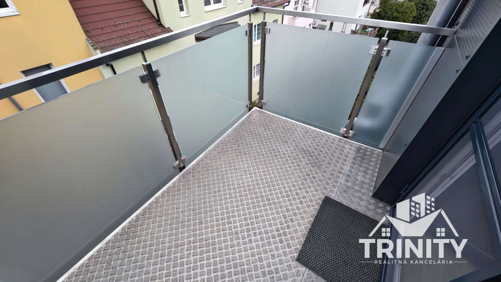 Na prenájom 2-izbový byt s balkónom v centre v Nových Zámkoch