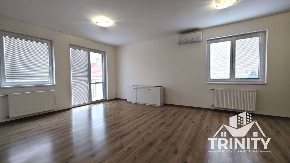 Na prenájom 2-izbový byt s balkónom v centre v Nových Zámkoch