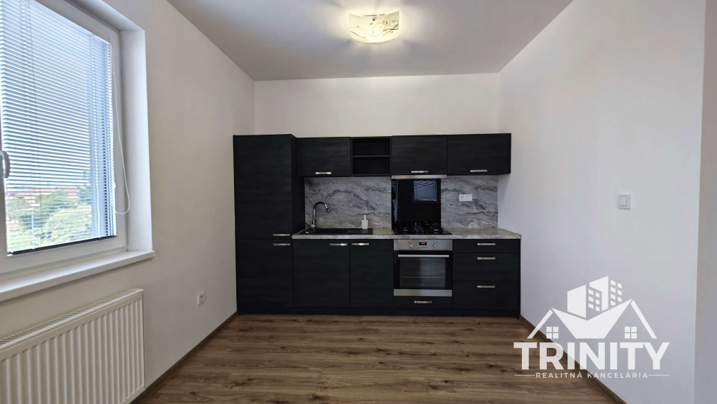 Na prenájom 2-izbový byt s balkónom v centre v Nových Zámkoch