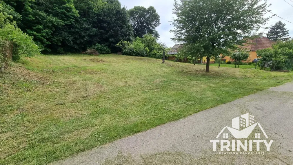 Na predaj stavebný pozemok v obci Trávnica