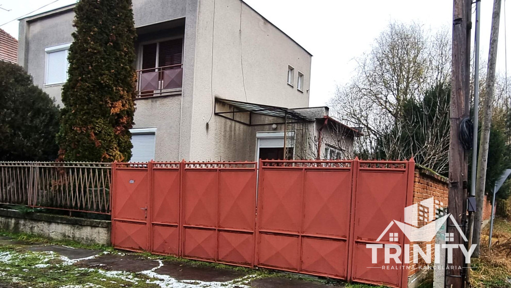 Na predaj dvojpodlažný rodinný dom s garážou v obci Dvory nad Žitavou