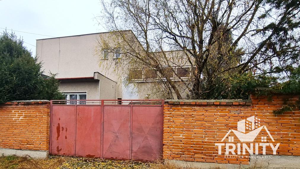 Na predaj dvojpodlažný rodinný dom s garážou v obci Dvory nad Žitavou