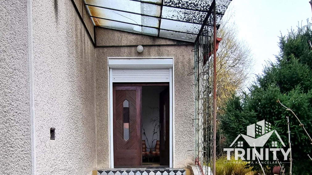 Na predaj dvojpodlažný rodinný dom s garážou v obci Dvory nad Žitavou