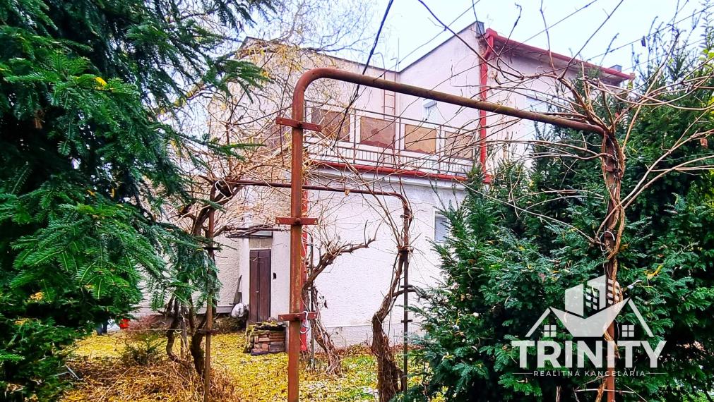 Na predaj dvojpodlažný rodinný dom s garážou v obci Dvory nad Žitavou