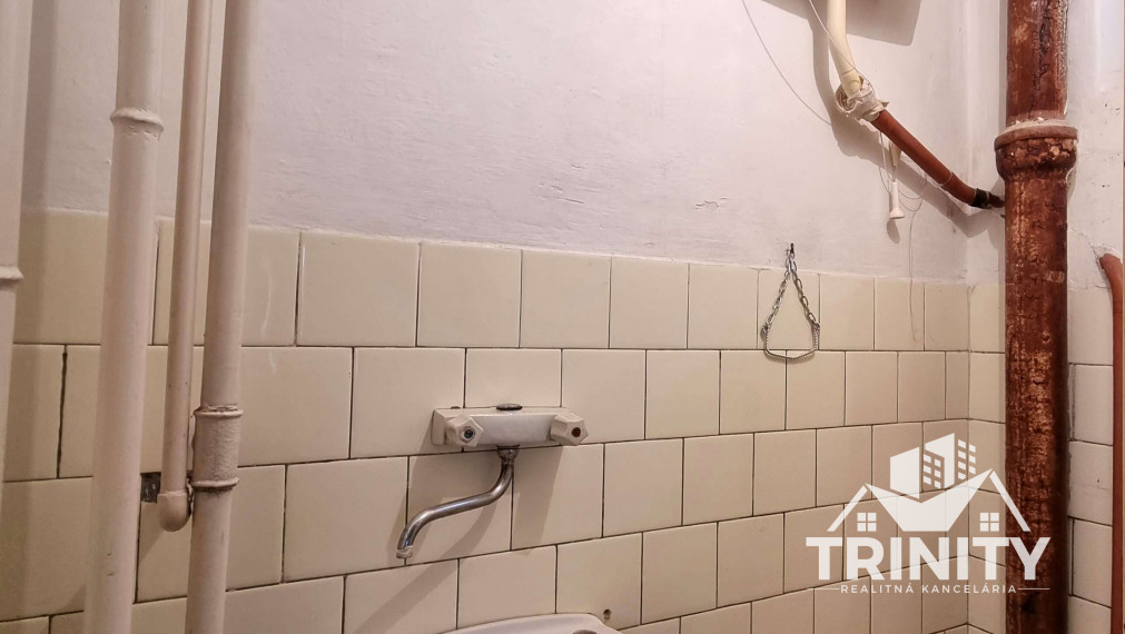 Na predaj dvojpodlažný rodinný dom s garážou v obci Dvory nad Žitavou