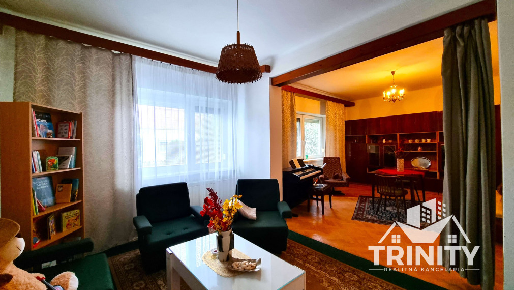 Na predaj dvojpodlažný rodinný dom s garážou v obci Dvory nad Žitavou