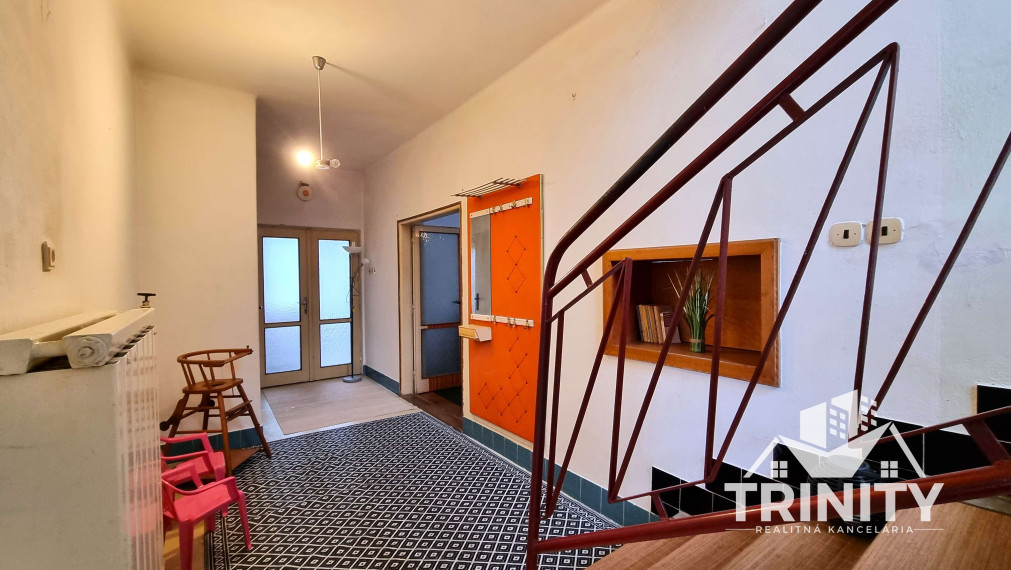 Na predaj dvojpodlažný rodinný dom s garážou v obci Dvory nad Žitavou