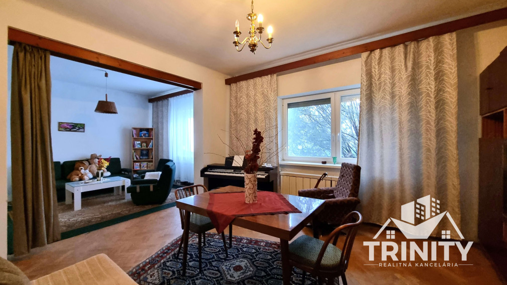 Na predaj dvojpodlažný rodinný dom s garážou v obci Dvory nad Žitavou