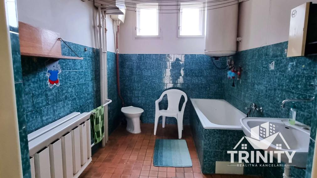 Na predaj dvojpodlažný rodinný dom s garážou v obci Dvory nad Žitavou