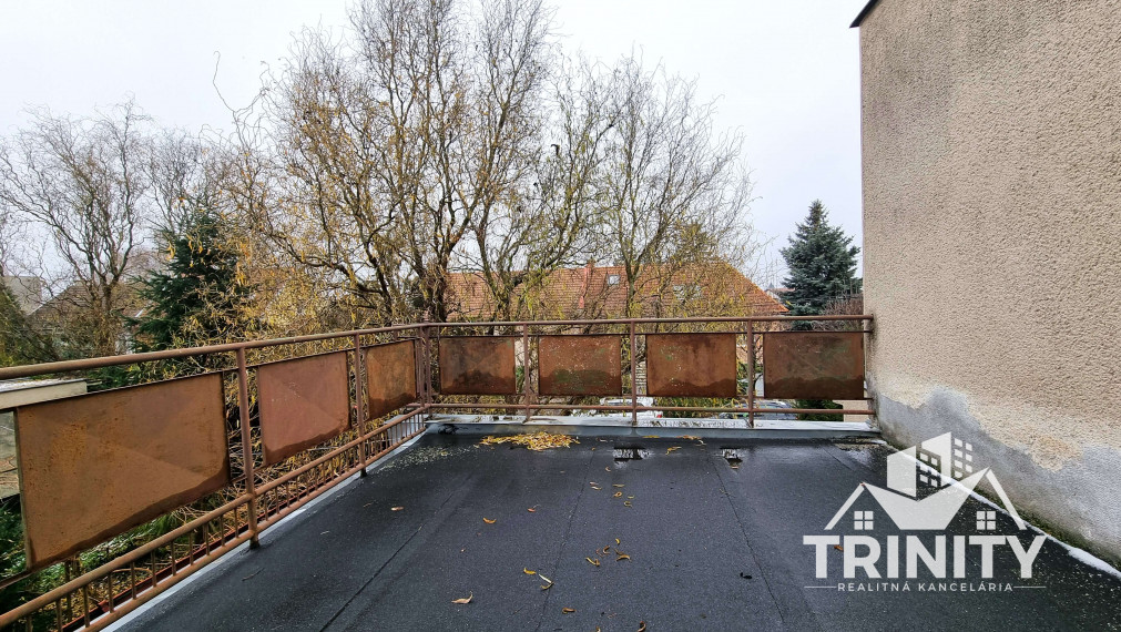 Na predaj dvojpodlažný rodinný dom s garážou v obci Dvory nad Žitavou