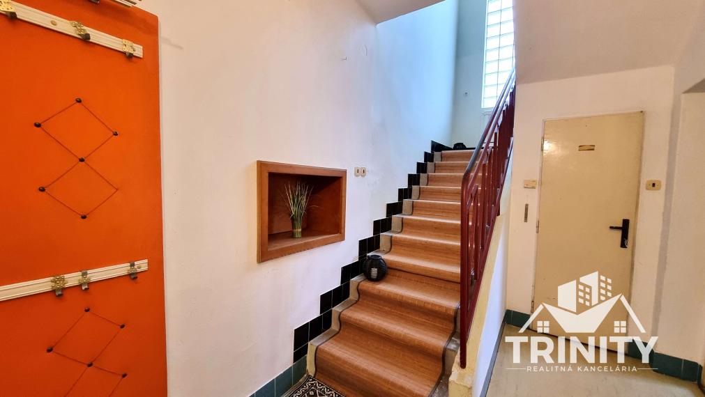 Na predaj dvojpodlažný rodinný dom s garážou v obci Dvory nad Žitavou