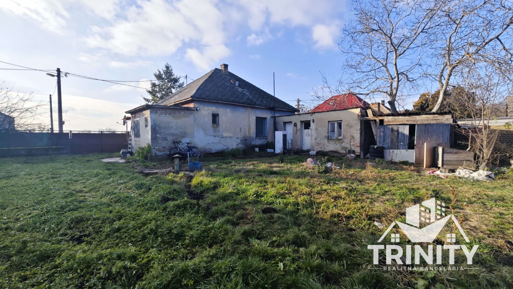 Znížená CENA ! Na predaj rodinný dom s rozsiahlym pozemkom, Šurany - Kopec