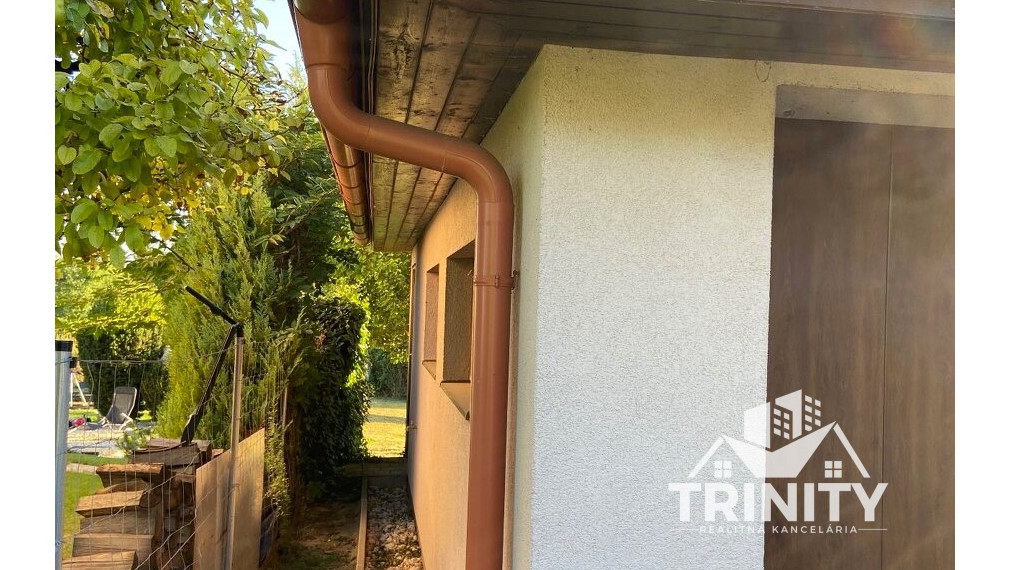 Znížená cena - Na predaj záhradný dom / garáž v obci Radava