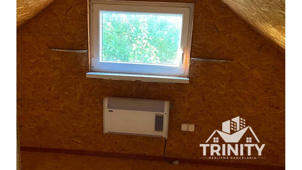 Znížená cena - Na predaj záhradný dom / garáž v obci Radava