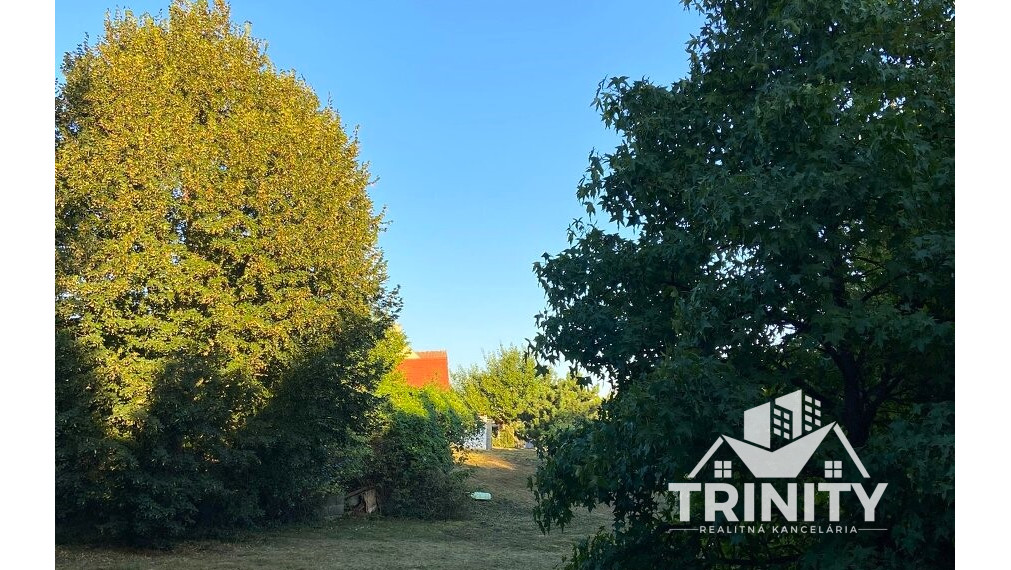 Znížená cena - Na predaj záhradný dom / garáž v obci Radava