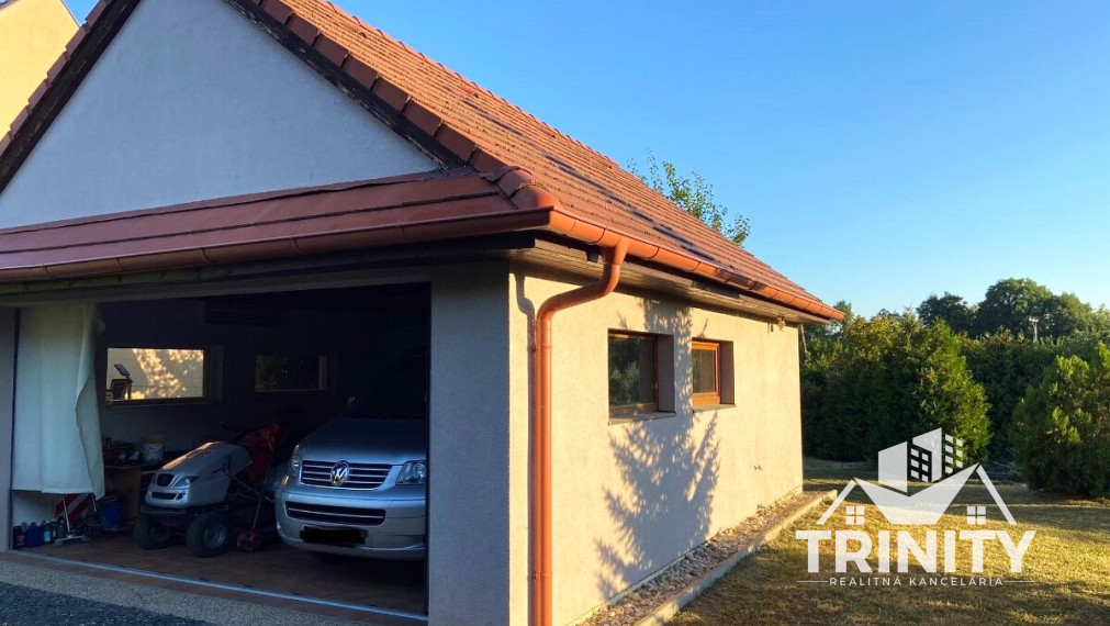 Znížená cena - Na predaj záhradný dom / garáž v obci Radava
