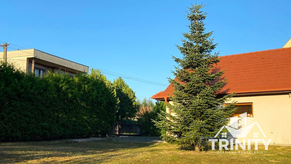 Znížená cena - Na predaj záhradný dom / garáž v obci Radava