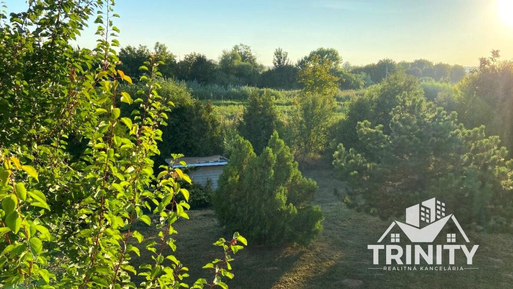Znížená cena - Na predaj záhradný dom / garáž v obci Radava