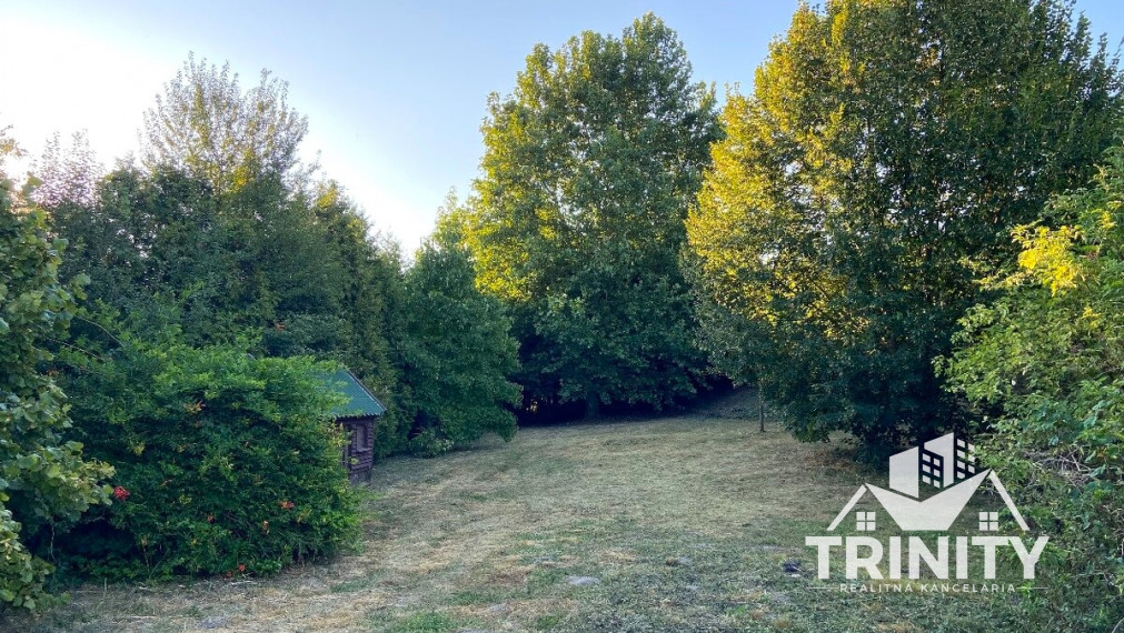 Znížená cena - Na predaj záhradný dom / garáž v obci Radava