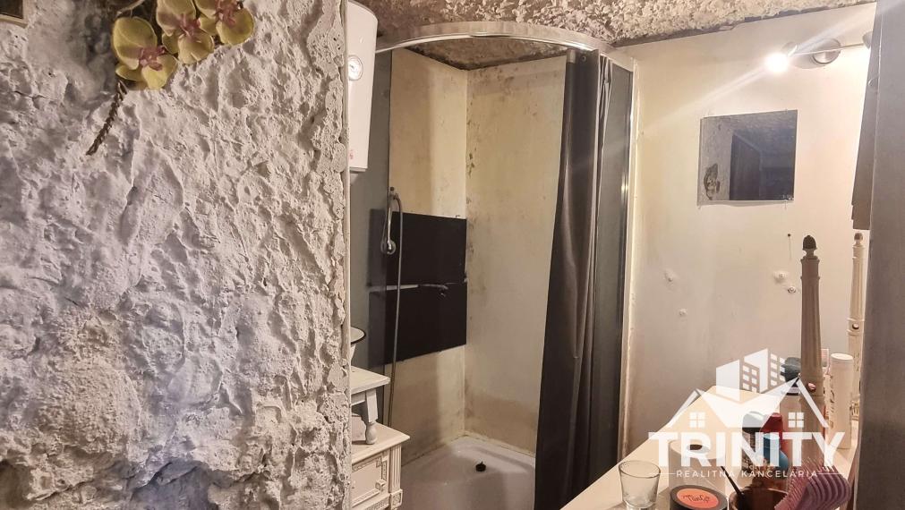 Na predaj dvojpodlažná chata s nádhernou vinnou pivničkou v obci Svätý Peter