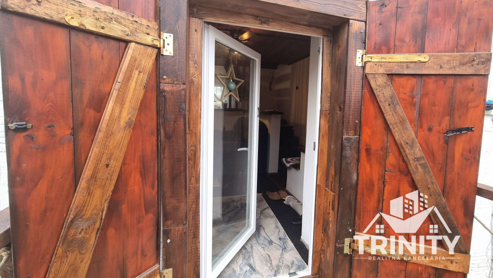 Na predaj dvojpodlažná chata s nádhernou vinnou pivničkou v obci Svätý Peter