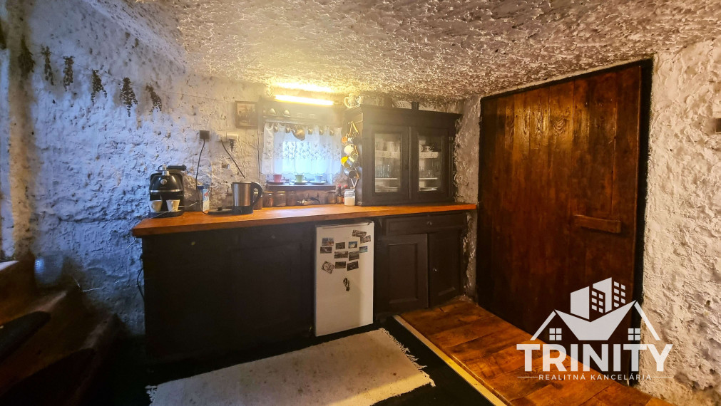 Na predaj dvojpodlažná chata s nádhernou vinnou pivničkou v obci Svätý Peter