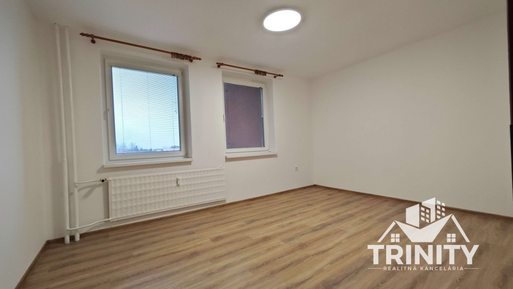 Na prenájom velký 2-izbový byt s balkónom v Nových Zámkoch