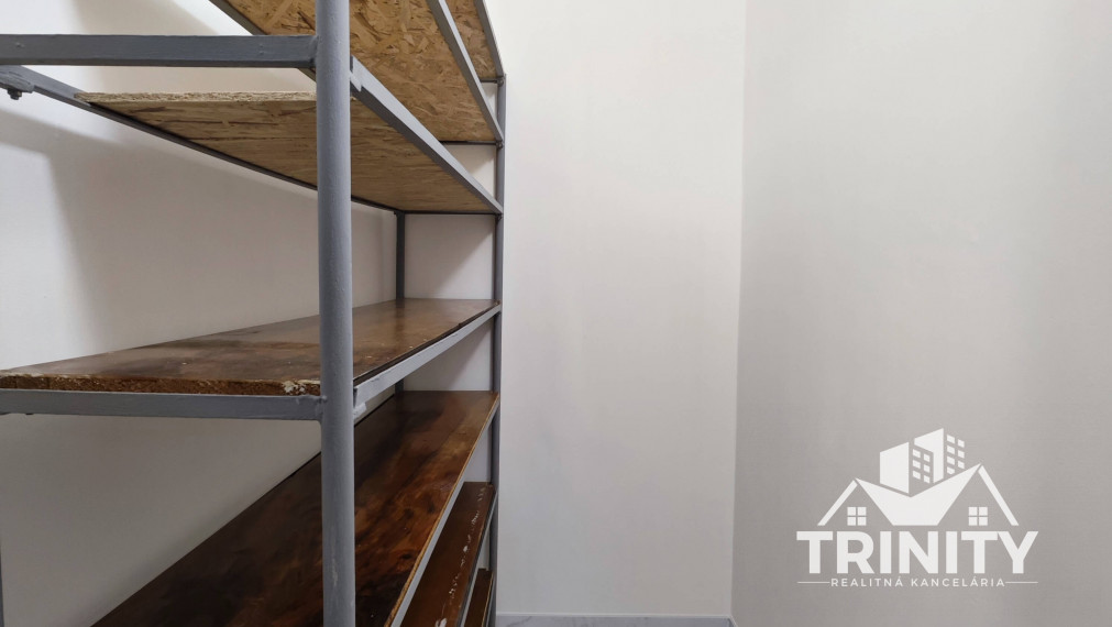 Na prenájom velký 2-izbový byt s balkónom v Nových Zámkoch