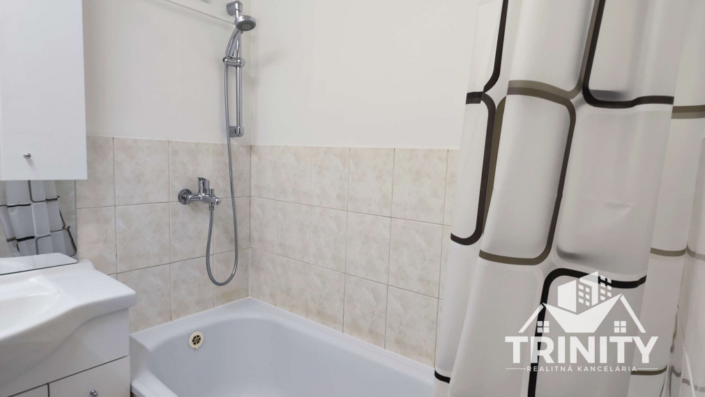 Na prenájom velký 2-izbový byt s balkónom v Nových Zámkoch