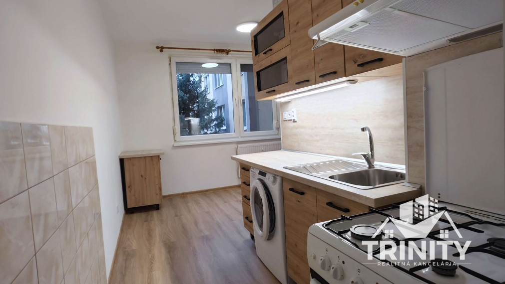 Na prenájom velký 2-izbový byt s balkónom v Nových Zámkoch